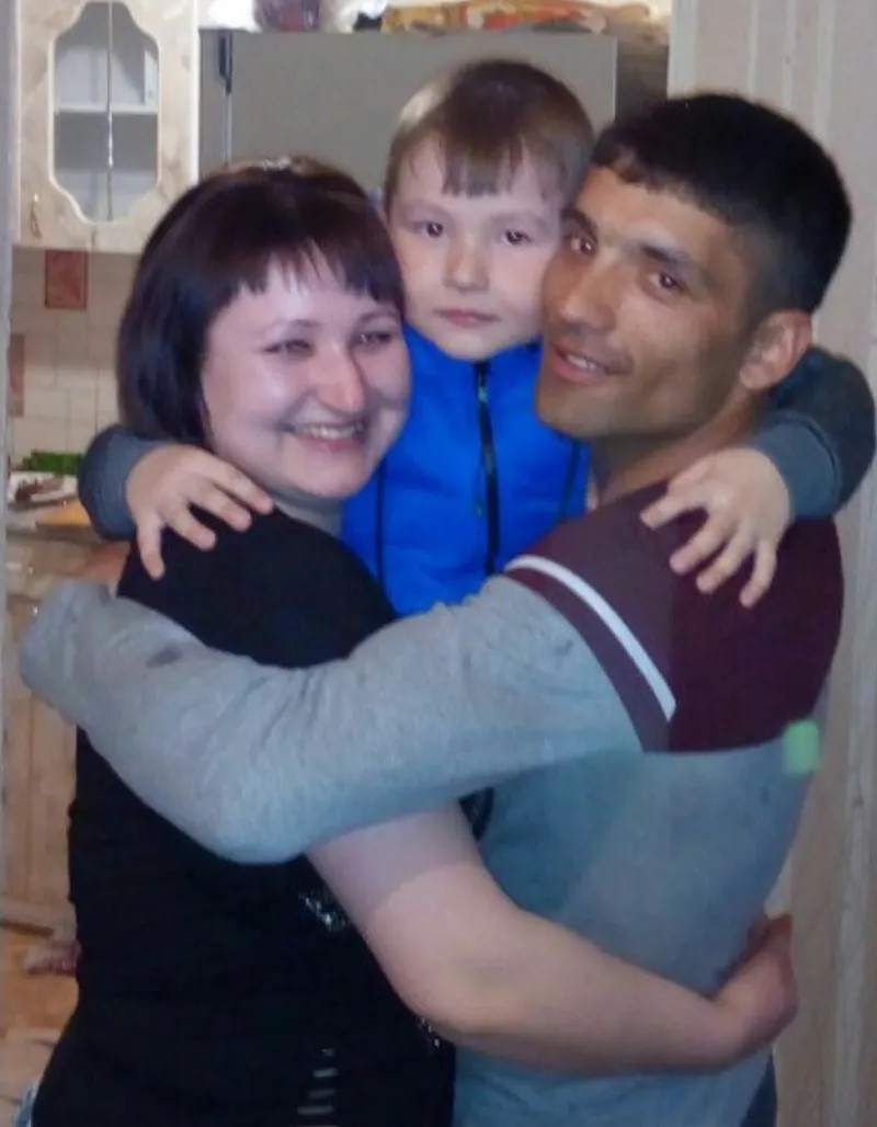 Алиджон Фатхудинов с семьей. Фото из семейного архива