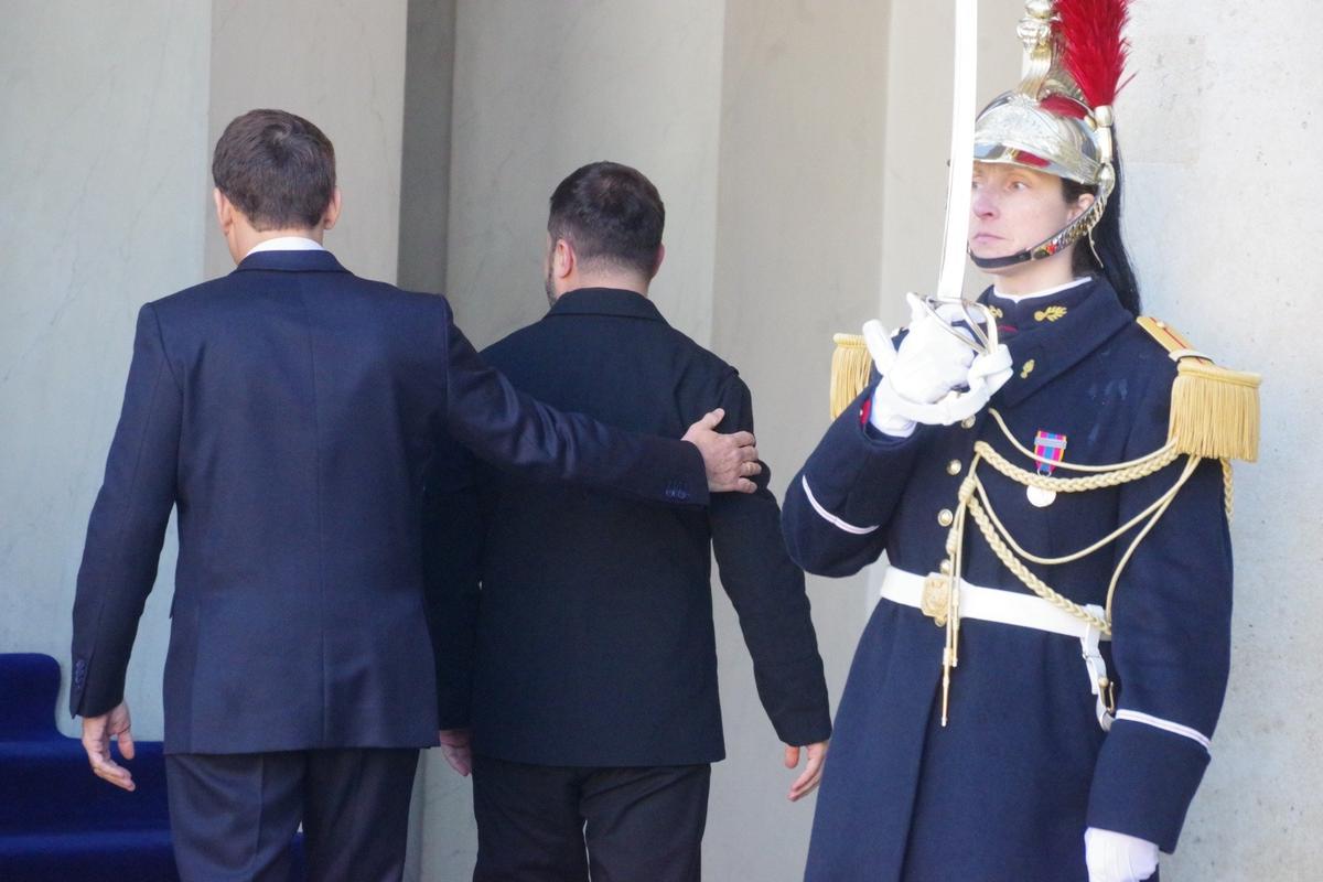 «Я могу организовать встречу G7 в Париже (…). Я могу пригласить украинцев (…) и россиян в кулуарах», — написал Макрон Трампу. Ранее источник из команды президента Франции отметил, что единственная встреча Зеленского и Путина состоялась в Елисейском дворце. Фото: Юрий Сафронов / «Новая газета»