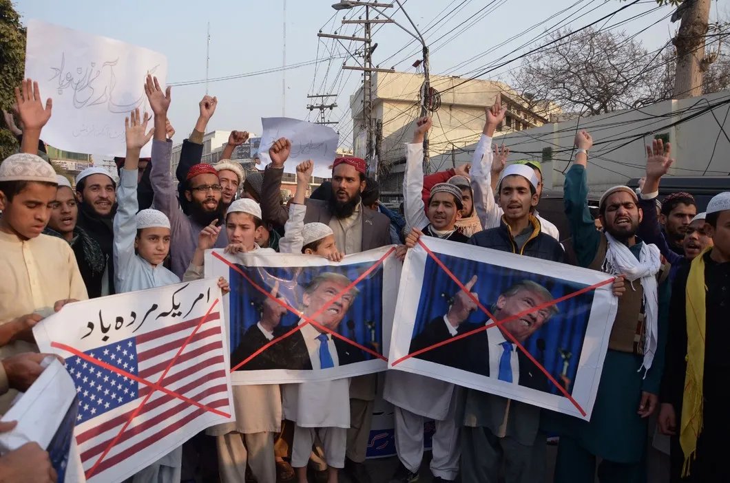 Антиамериканский протест в Пакистане. Фото: LightRocket / Getty Images