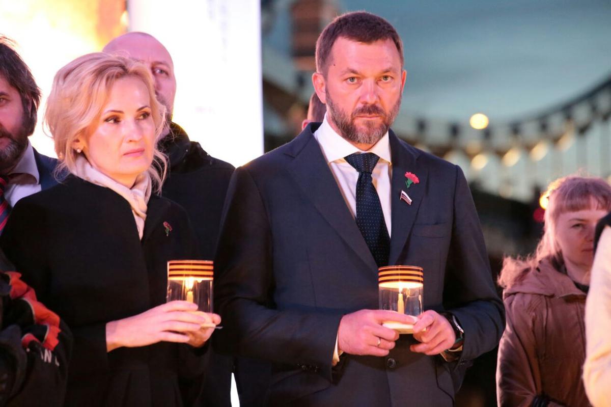 Дмитрий Саблин и Ирина Яровая держат свечи на акции «Линия памяти». Фото: sablin.ru