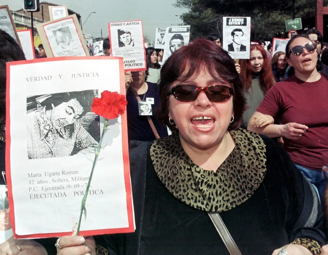 Родственники политзаключенных, пострадавших в период диктатуры Пиночета, на марше во время годовщины государственного переворота. Фото: Reuters