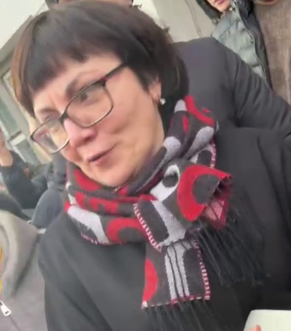 Виктория Пенькова, советница губернатора Хинштейна, повторяет жителям, что мужчины должны были выходить защищать свои дома от вторжения ВСУ в Курскую область. Кадр из видео телеграм-канала Синельников