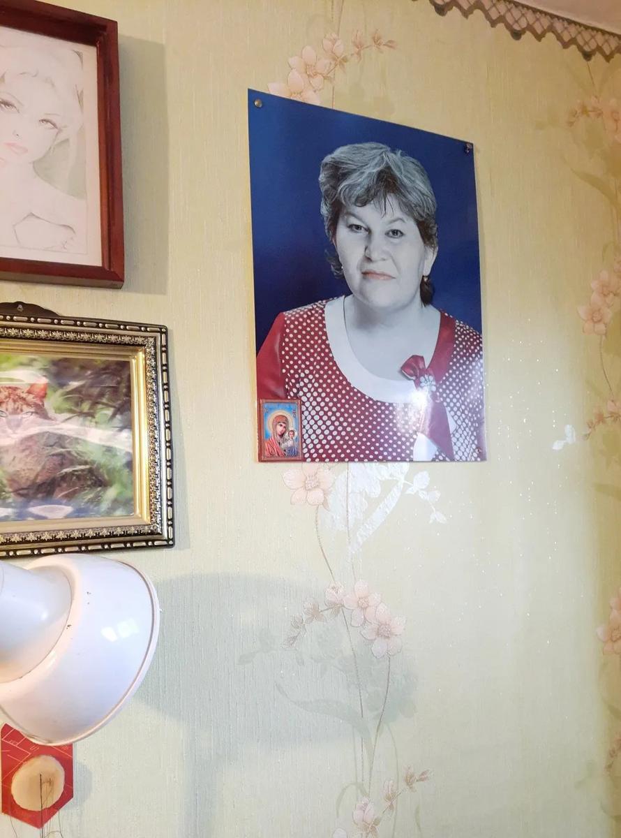 Портрет Ольги на стене в квартире родителей. Фото из семейного архива