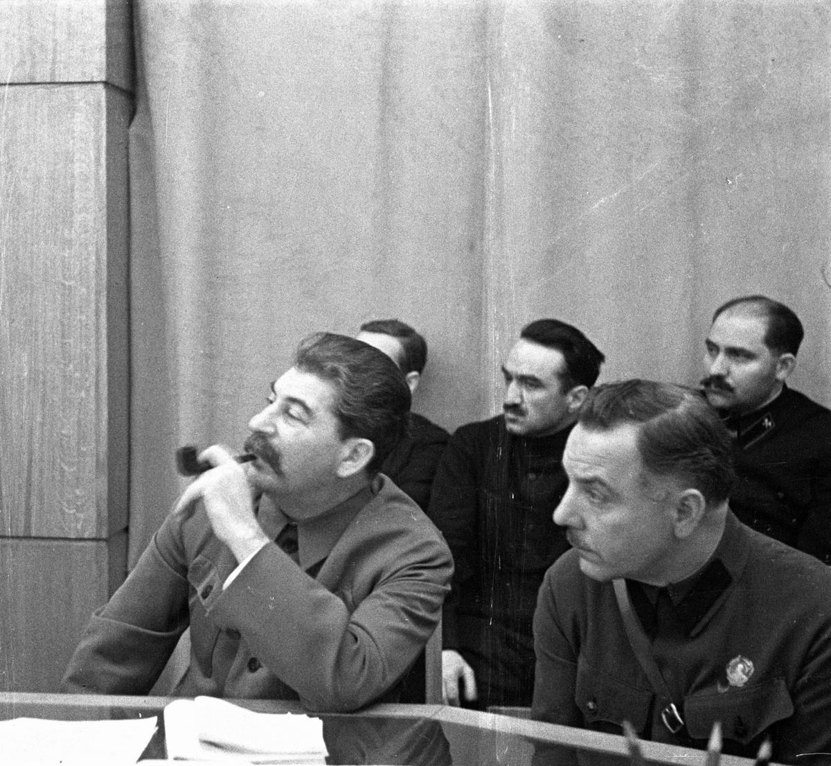 Иосиф Сталин и Климент Ворошилов, во втором ряду слева направо: Анастас Микоян и Лазарь Каганович. Фото: архив РИА Новости