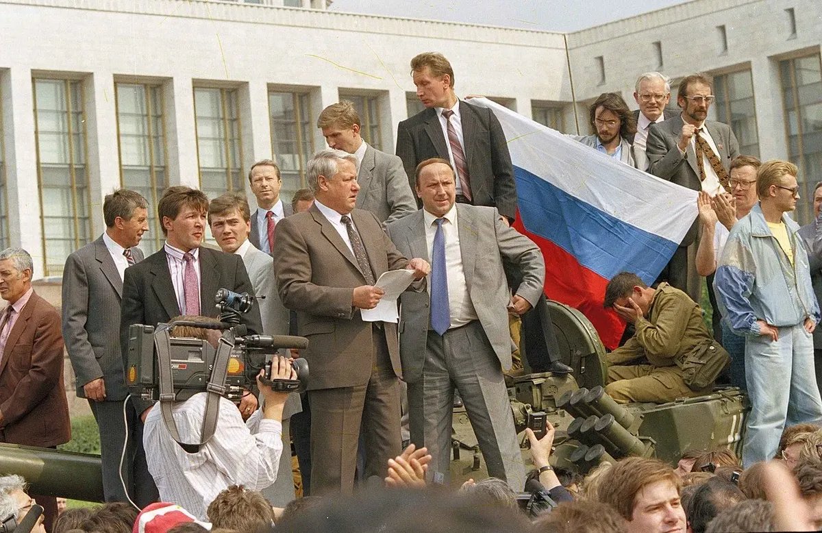 Борис Ельцин на танке у Белого дома. 19 августа, 1991 года. Фото: Википедия