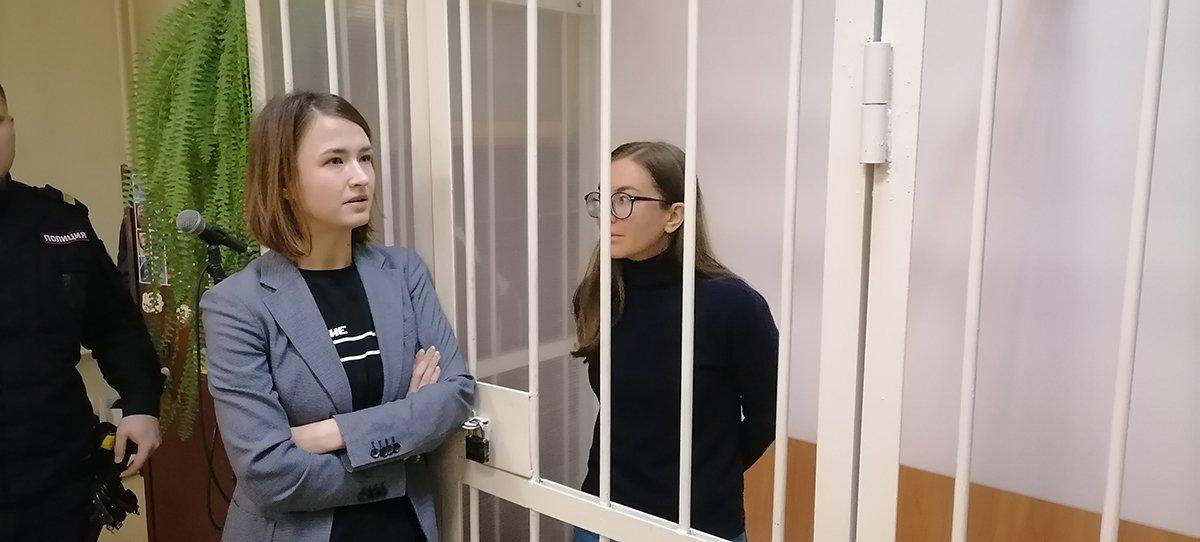 Адвокат Анастасия Пилипенко и Виктория Петрова в зале суда. Фото: Елена Михина