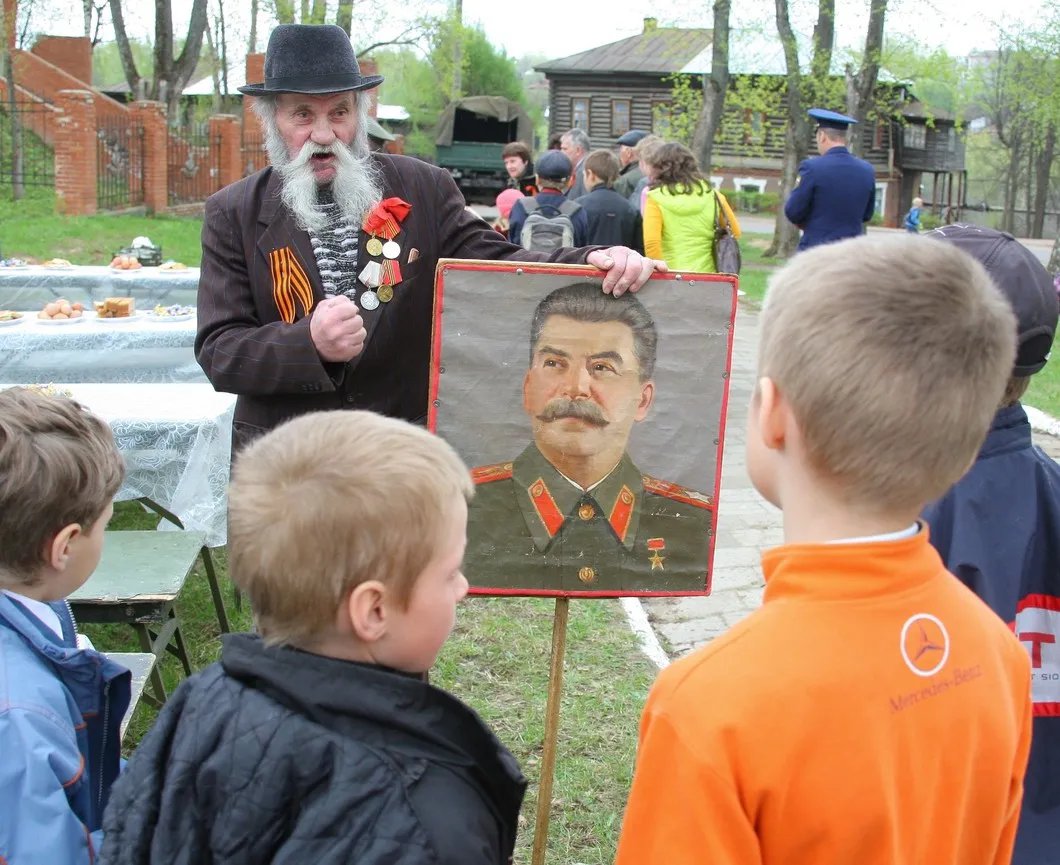 Ветеран и дети на одной из улиц города Иваново. Фото: Владимир Смирнов / ИТАР-ТАСС