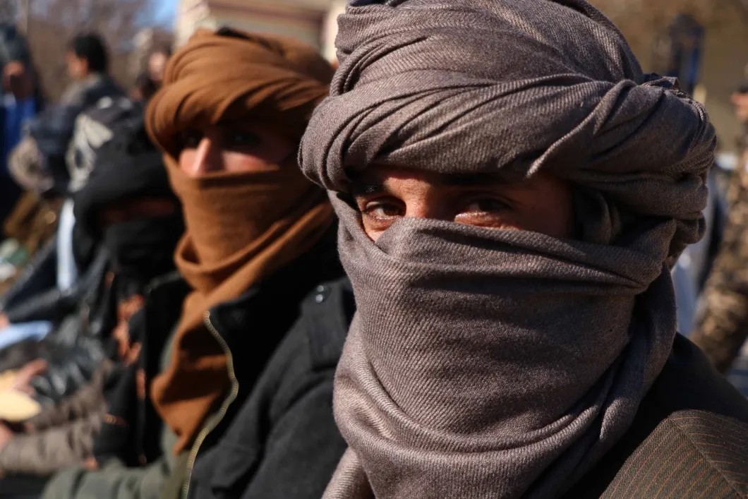 Сдавшие оружие экс-бойцы «Талибан». Фото: ЕРА
