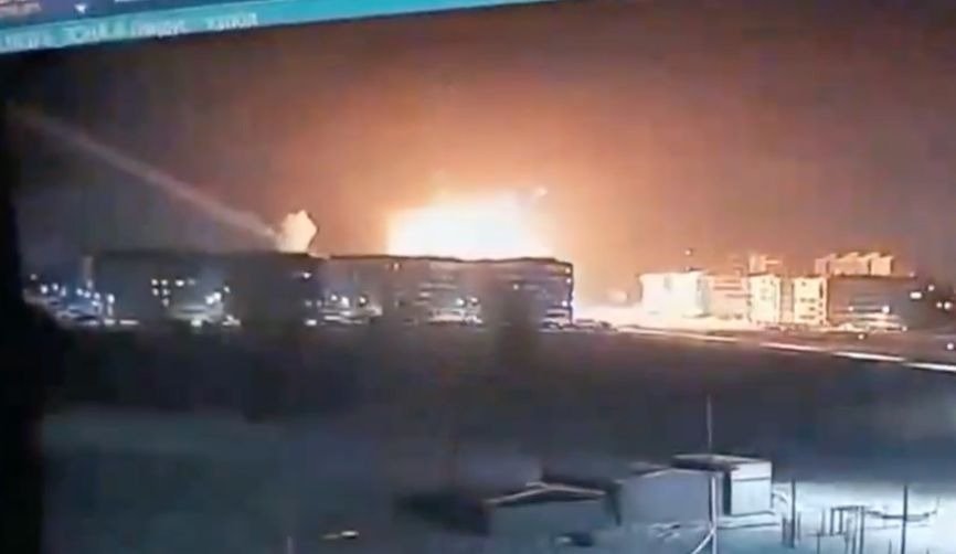 Кадр уличных камер с моментом удара в районе жилых домов Новой Адыгеи