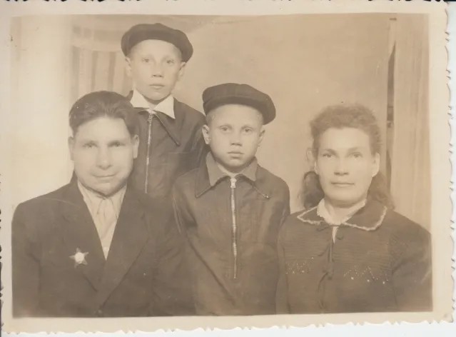 1949 год. Николай Уваров с братом Александром и родителями. Фото из архива Уваровых