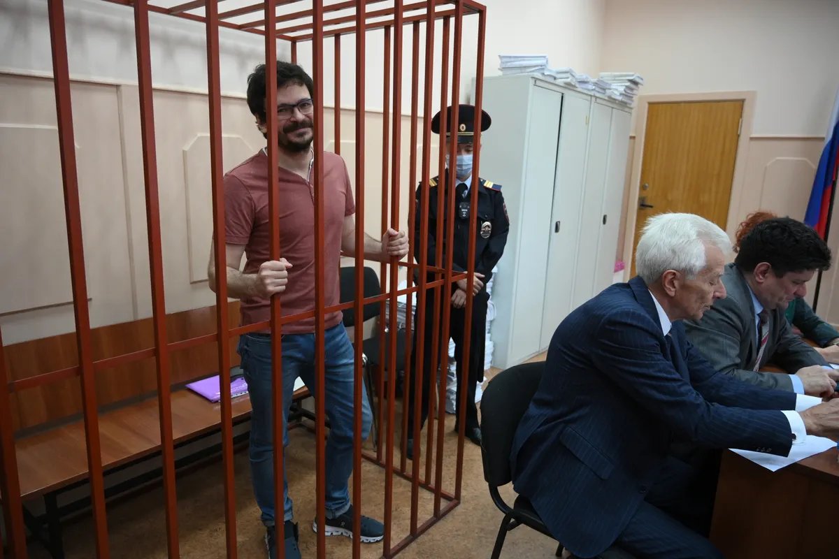 Рассмотрение ходатайства о продлении срока содержания под стражей депутата Ильи Яшина* в Москве. Dmitry Serebryakov / AP / TASS