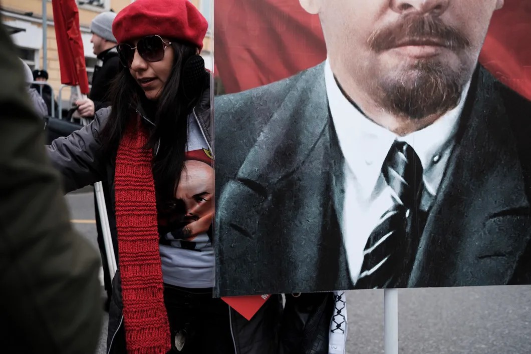 Испаноязычная левая активистка с портретом Ленина. Фото: Антон Карлинер / специально для «Новой»
