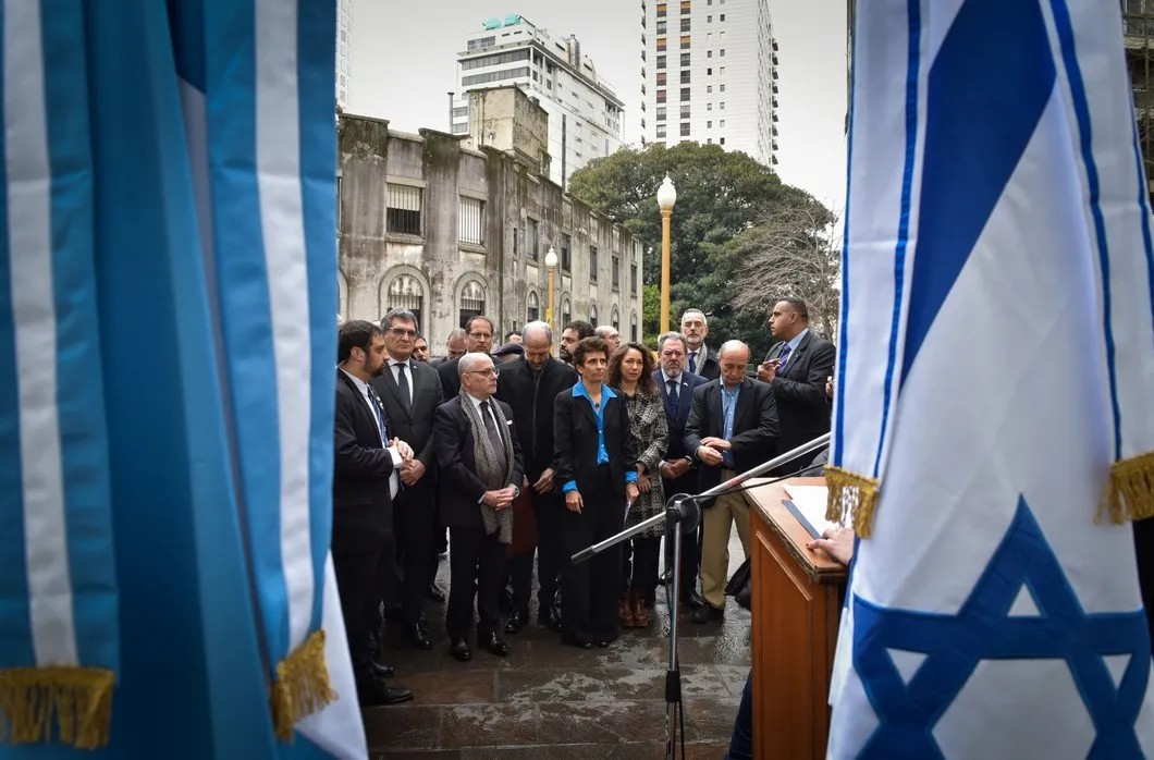 Акция памяти погибших возле израильского посольства в Буэнос-Айресе. Фото: Wikimedia