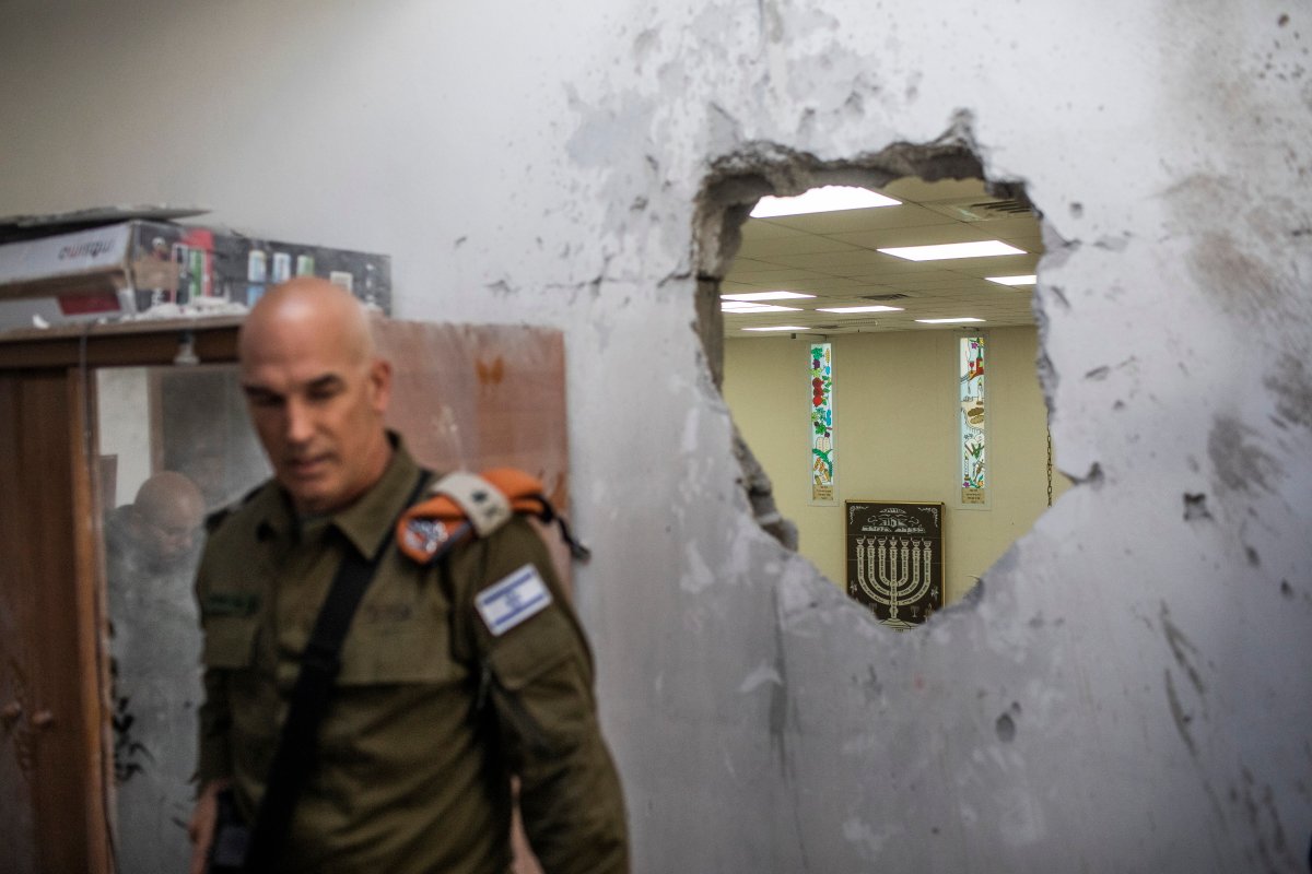 Пострадавшее от ракеты ХАМАС здание синагоги. Фото: Ilia Yefimovich / picture alliance via Getty Images