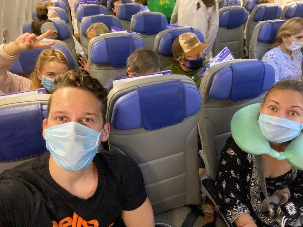 Матвея Корцева (на фото слева) эвакуировали из Индии самолетом «Белавиа». Из Минска он добирался до дома самостоятельно, как и другие россияне