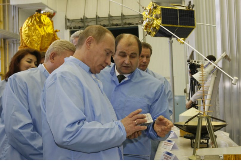 2008 год. Тестоедов и Путин в Железногорске, на АО ИСС. Фото архив сайта Кремля