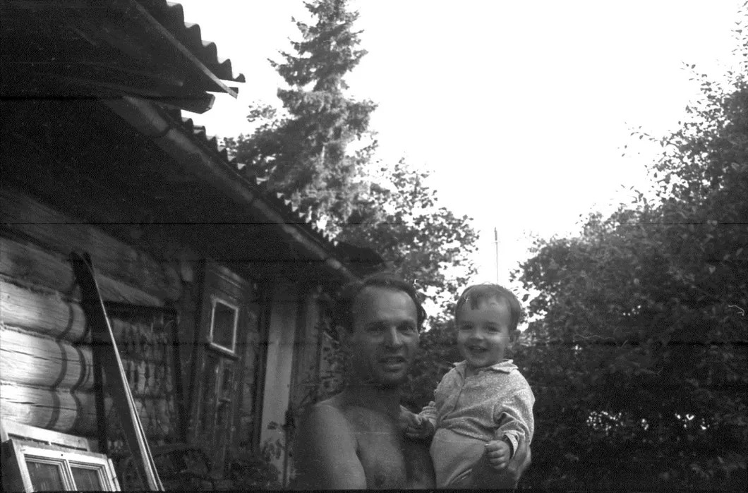 С сыном Павлом, Таруса, Калужская область, Россия, 1974. Фото из семейного архива