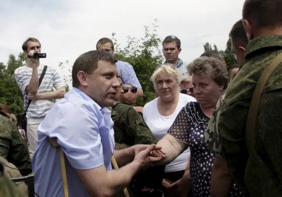 «Глава ДНР» на костылях вышел на стихийный антивоенный митинг в Донецке