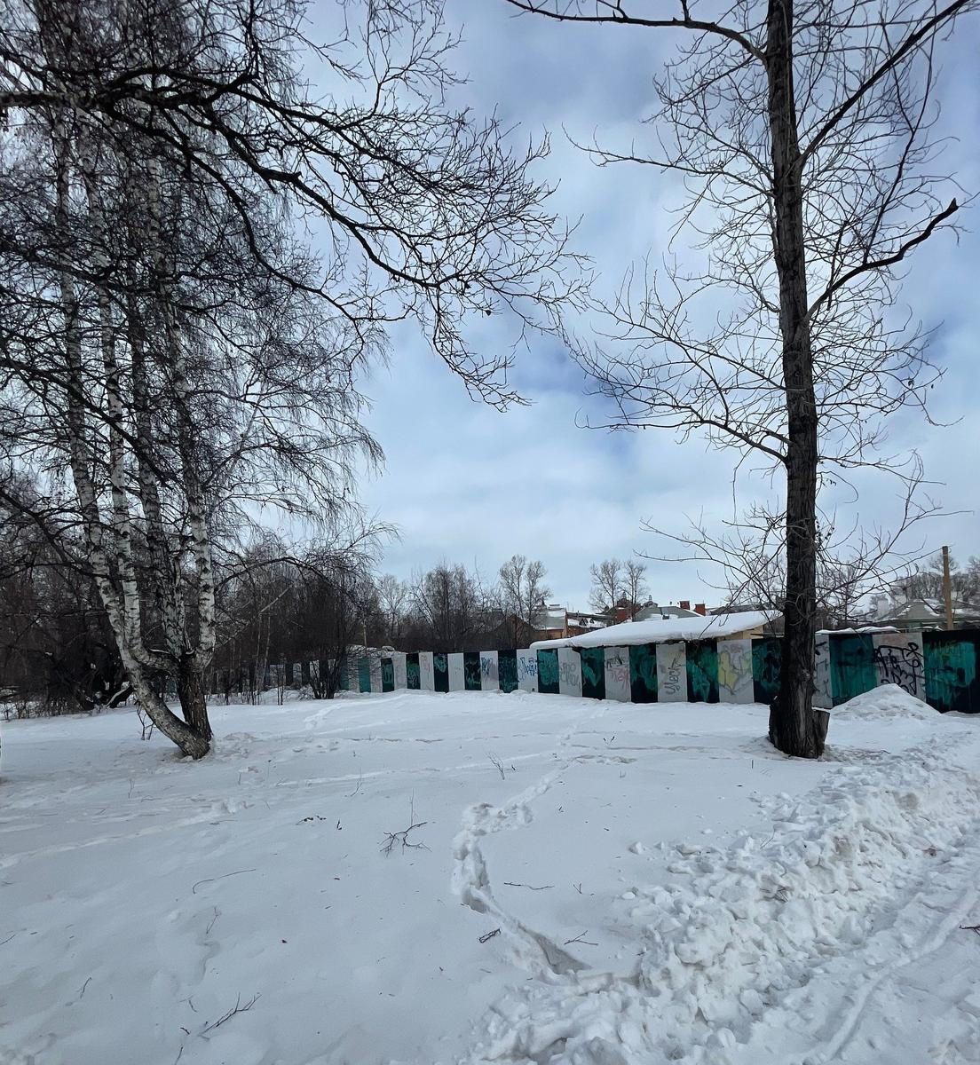 Забора, за которым хотят строить храм. Фото: Ольга Путилова