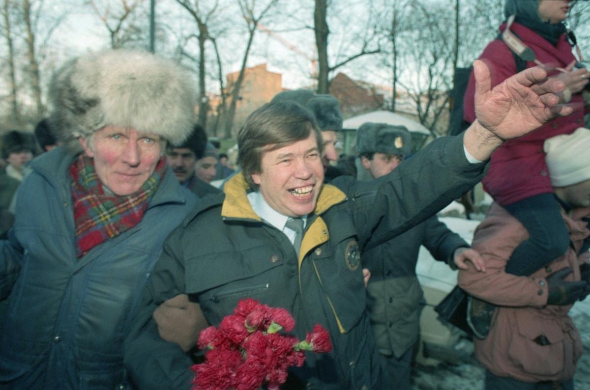 Амнистия для участников политических событий 1991–1993 годов. 26 февраля 1994 года. Виктор Анпилов после выхода из следственного изолятора Лефортово. Фото: Олег Булдаков, Валерий Христофоров / Фотохроника ТАСС