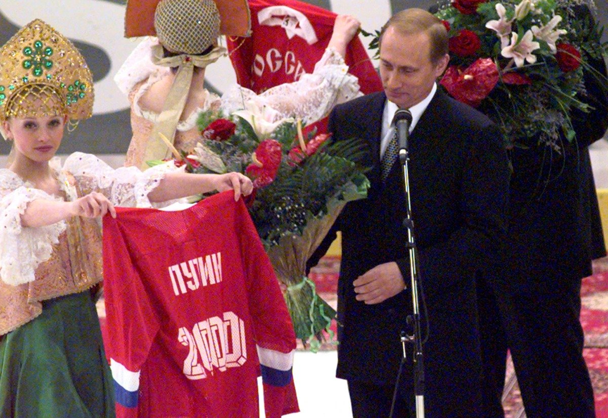 29 апреля 2000 года. Владимир Путин во время церемонии открытия чемпионата мира по хоккею. Фото: Алексей Панов / ИТАР-ТАСС