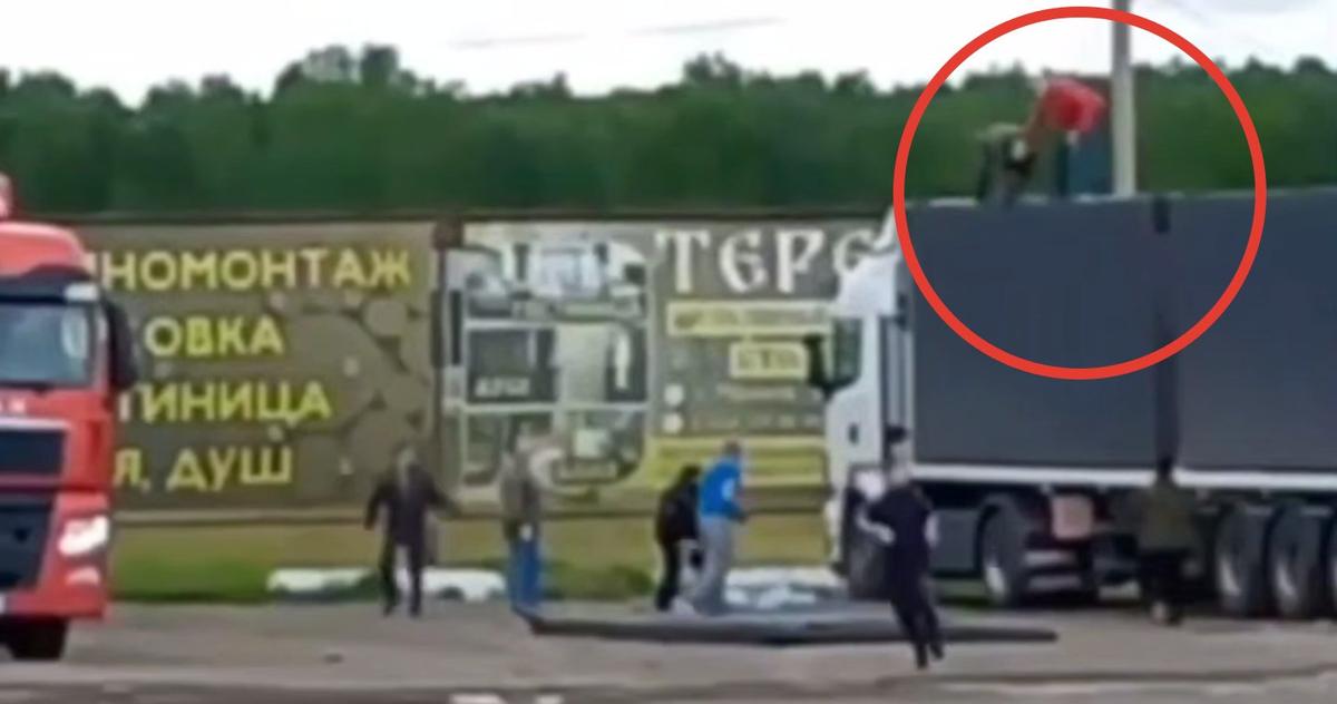 Дальнобойщики самостоятельно пытаются помешать дронам взлетать из укрытия на крыше фуры и атаковать аэродром. Кадр из публичного видео