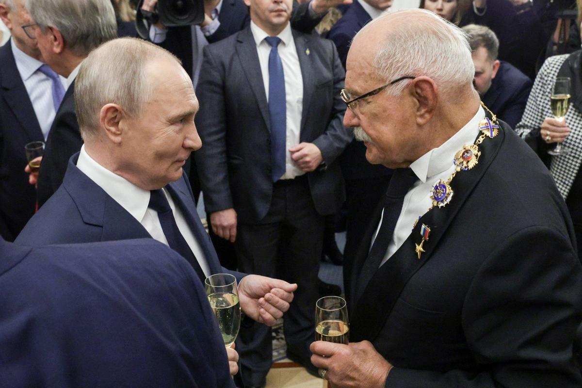 Владимир Путин и Никита Михалков во время вручения государственных наград в Кремле. Фото: Михаил Синицын / ТАСС