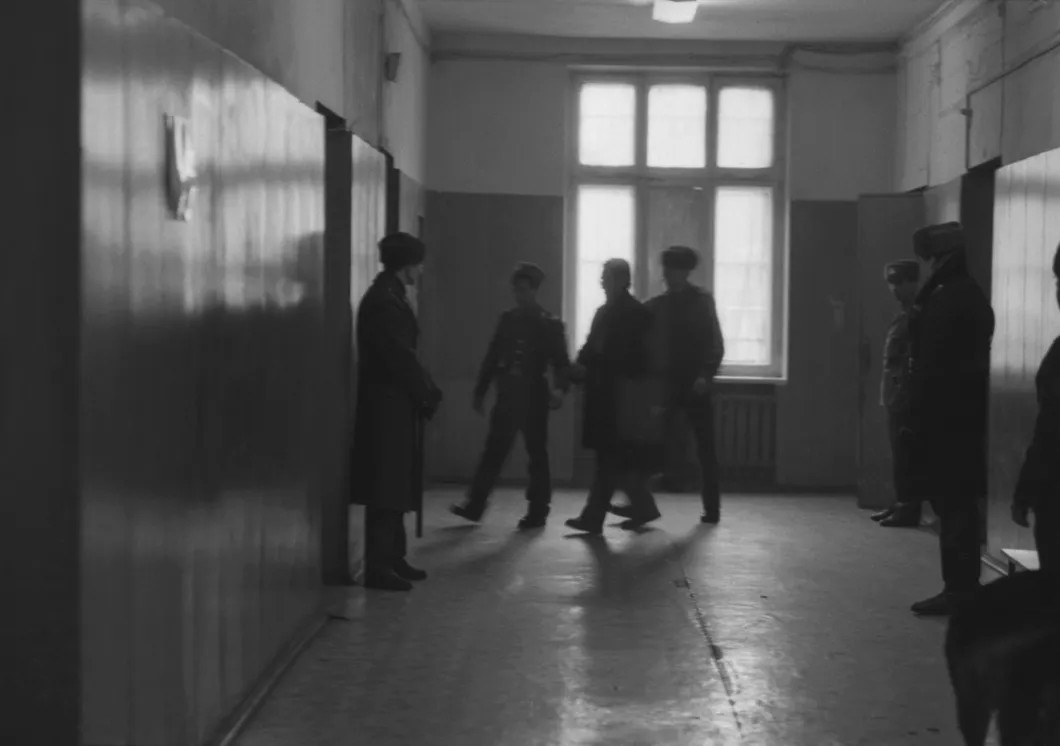 Москва. 14 февраля 1994 г. Подсудимого В. Мирзаянова ведут на судебное заседание. Фото: Борис Кавашкин/ ТАСС
