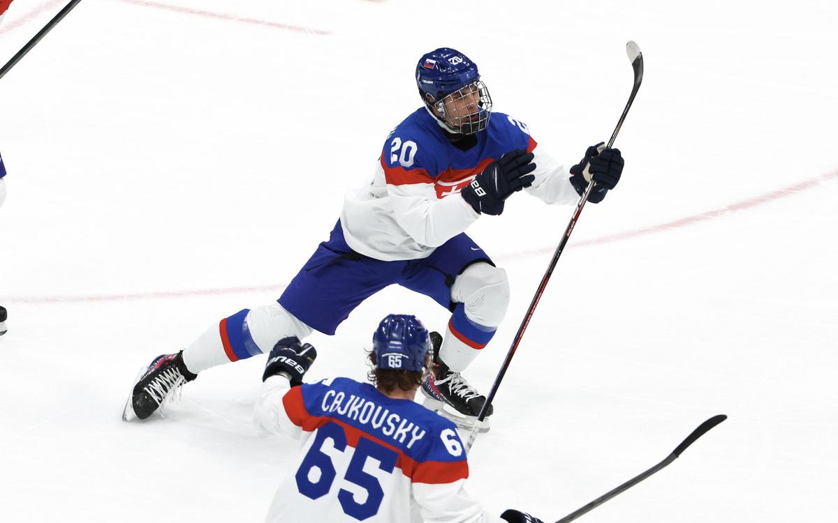 Игрок сборной Словакии по хоккею Юрай Слафковски во время матча с командой США на Олимпийских играх в Пекине. Фото: Xavier Laine / Getty Images