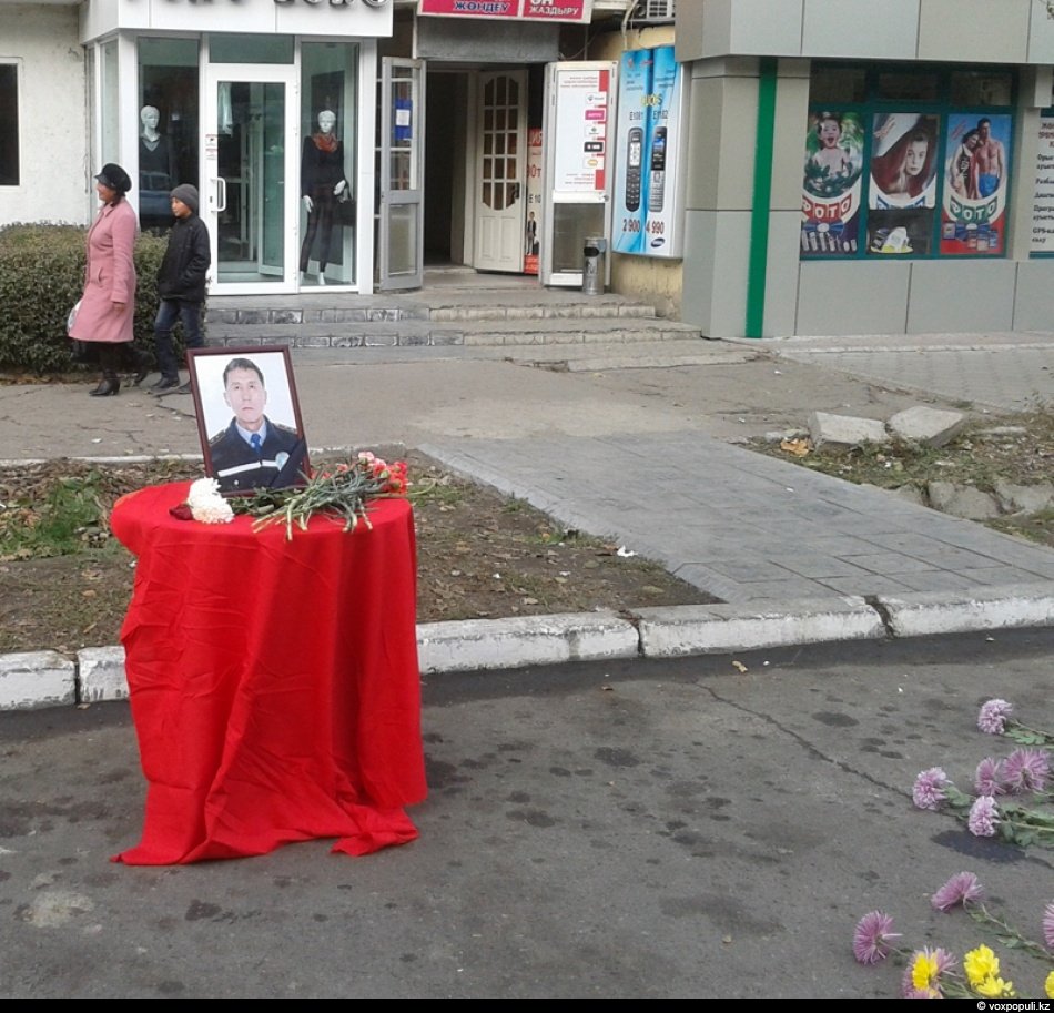 Мемориал капитану Газизу Байстасову, закрывшему своим телом Кариева во время взрыва. Фото: Анатолий Ремнев / yvi.kz