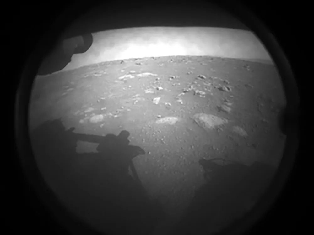 Один из первых снимков, переданных на Землю марсоходом Perseverance. Фото: NASA
