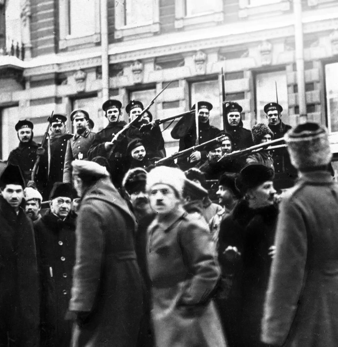 Матросы с крейсера «Аврора» присоединяются к восставшему народу во время Февральской революции. Петроград. 1917 год