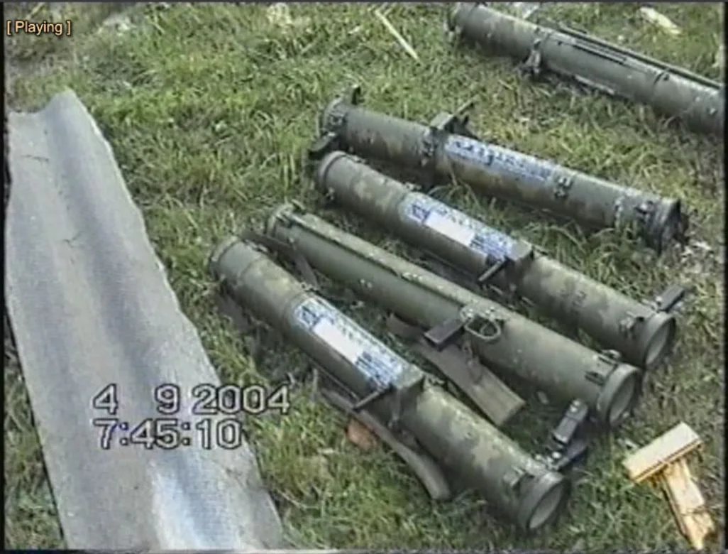 5 тубусов от огнеметов РПО-А, найденных во внутреннем дворе школы
