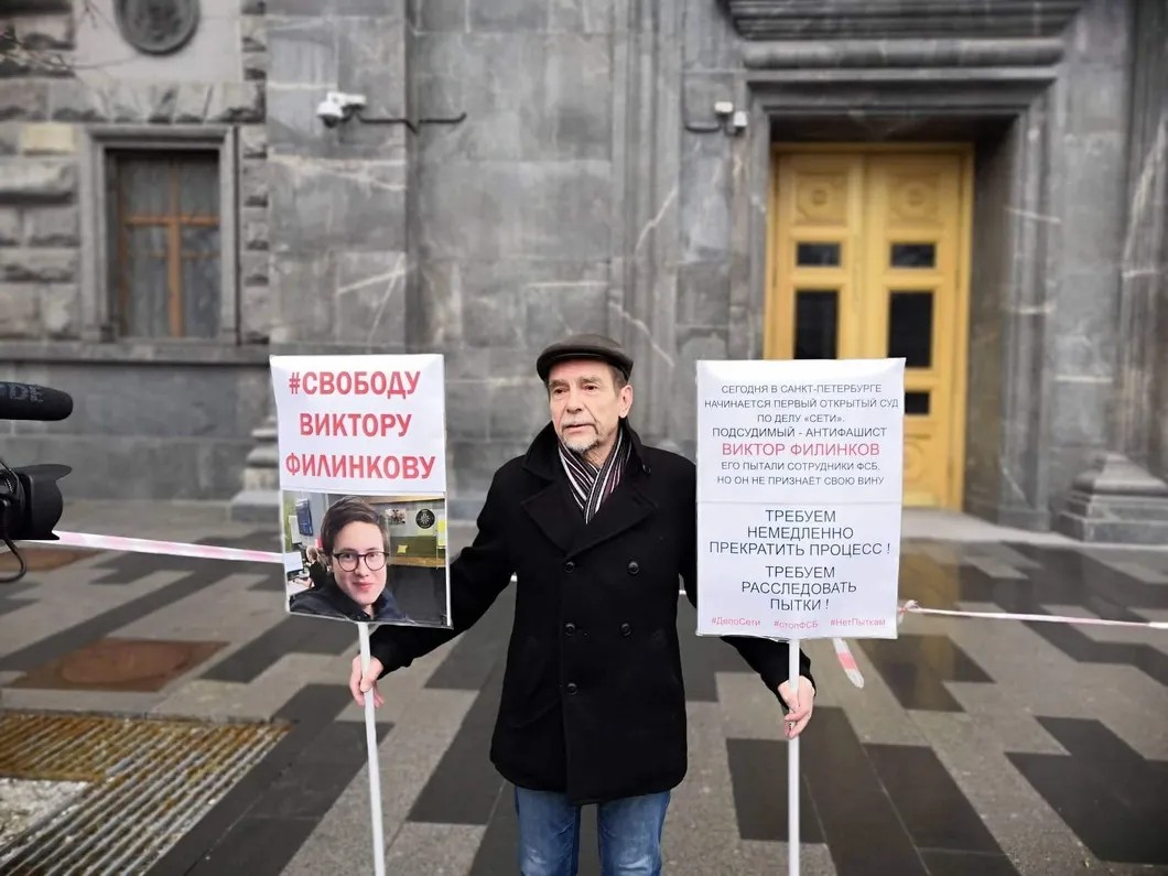 Правозащитник Лев Пономарев проводит одиночный пикет в защиту фигурантов дела «Сети». Фото: «Новая газета»