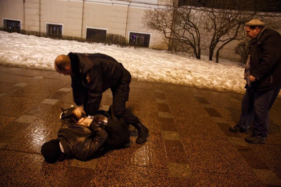 Задержание Владимира Казаченко за участие в одиночных пикетах 8 февраля / Фото: Георгий Марков