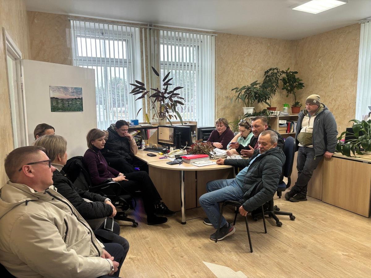 Никольчане обсуждают встречу с чиновниками. Фото: Иван Жилин / «Новая газета»