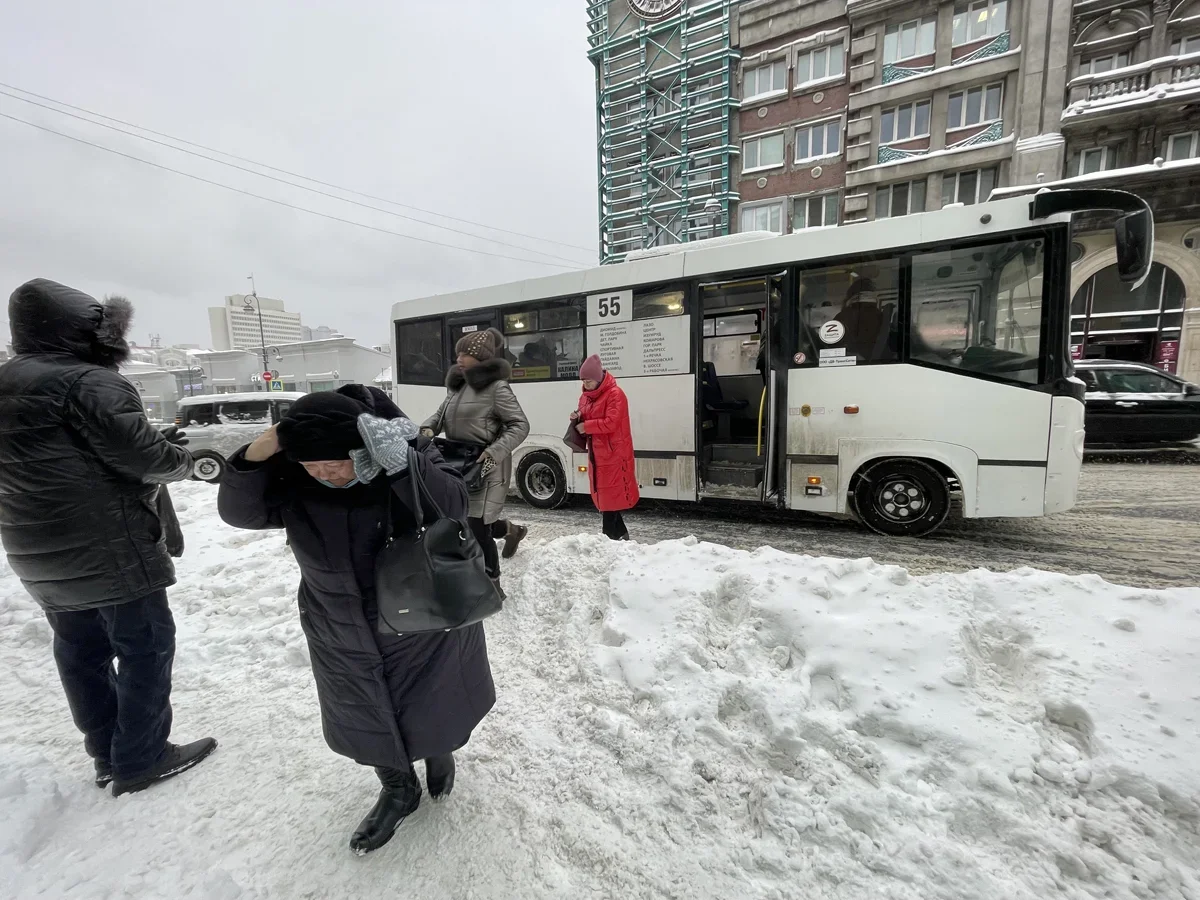 Жизнь в сугробе. Снегопад в Приморье вызвал коллапс. Скорые и трактора  застревают в сугробах. Прохожих сдувает ветром — Новая газета