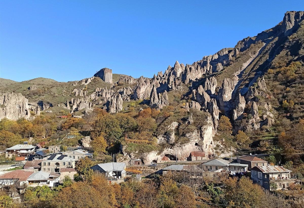 Пещеры и современнные дома горисцев на склоне горы Ласти-хут. Фото: Евгения Енгибарян