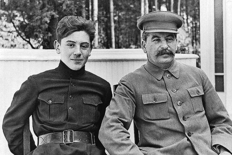 Василий Сталин с отцом. Фото: russian7.ru