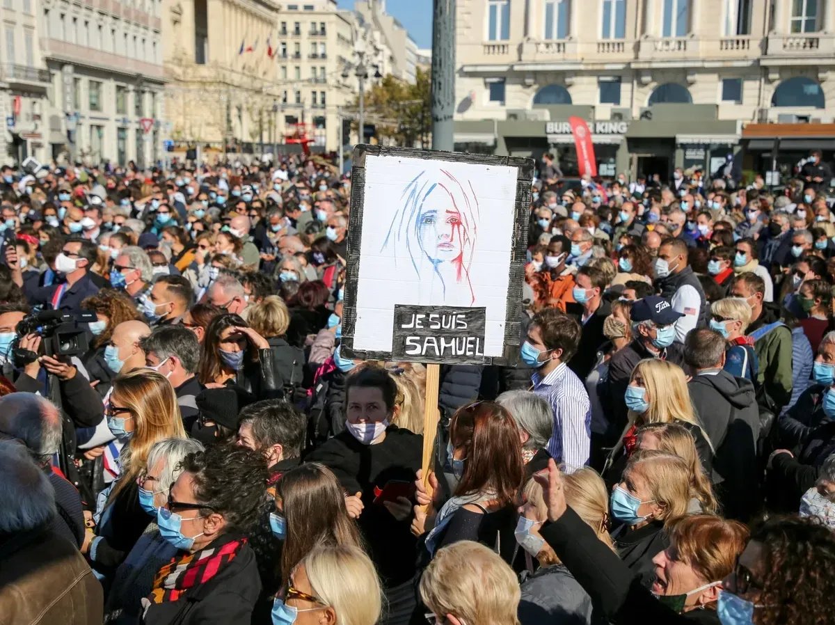 Акция солидарности после убийства Самюэля Пати во Франции. Фото: sdpb.org