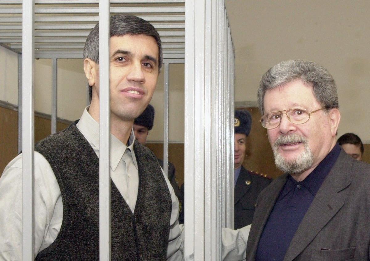 Анатолий Быков (слева) и его адвокат Генрих Падва. Фото: Константин Кижель / ИТАР-ТАСС