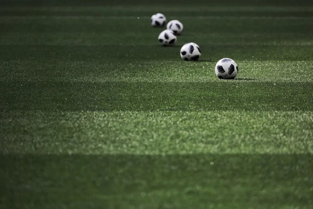 Футбольные мячи перед началом матча. Фото: Влад Докшин / «Новая газета»