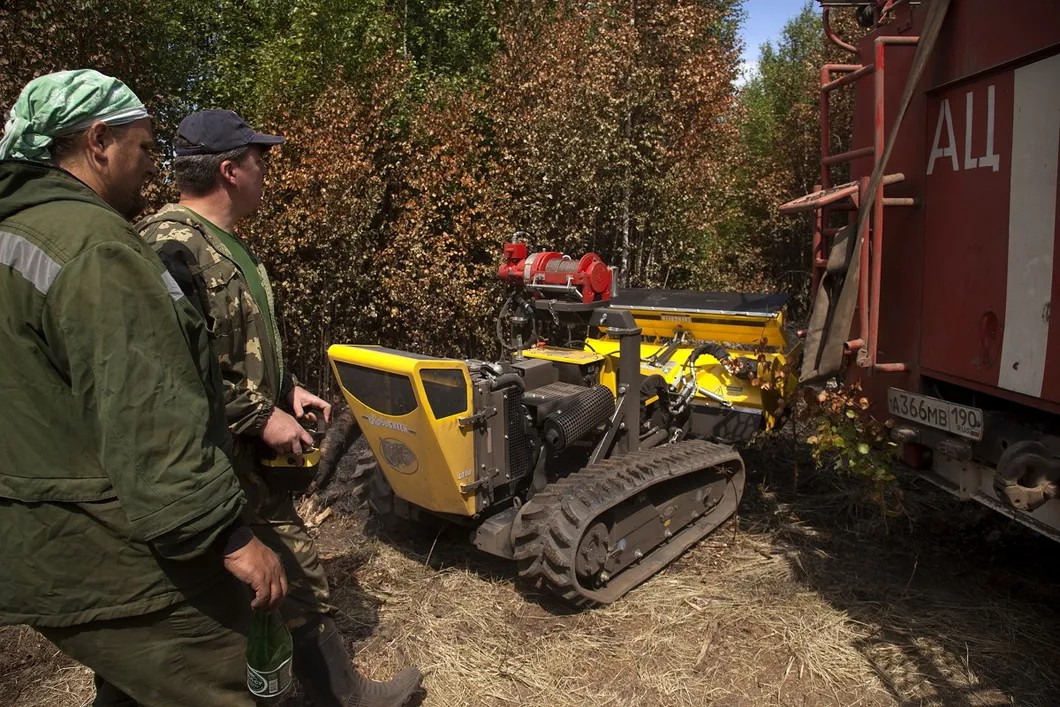 Активисты загоняют спецтехнику — трактор-дрон — в сгоревшую лесополосу. Фото: «Гринпис России»