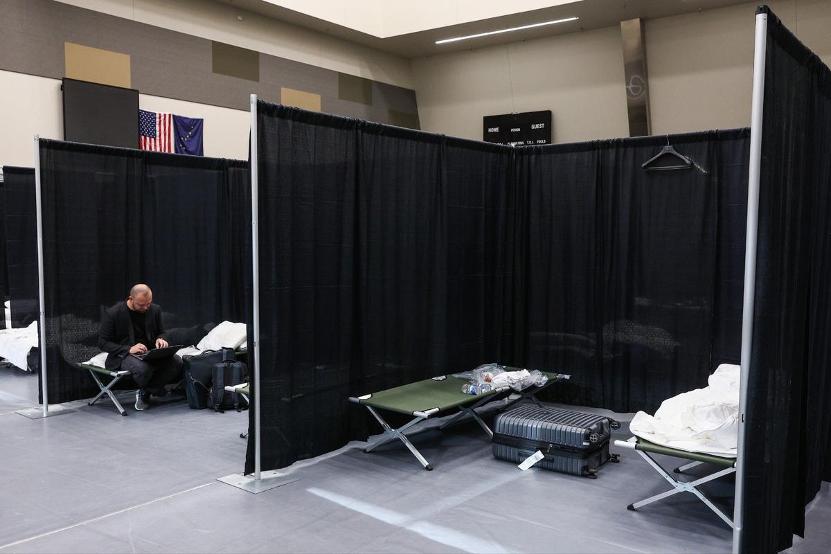 Спальная зона для журналистов на арене Alaska Airlines Center. Фото: Сергей Булкин / ТАСС