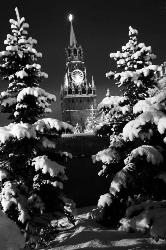 Вид на Спасскую башню Московского Кремля в новогоднюю ночь. Фото 1961 года. И. Арефьев / РИА Новости