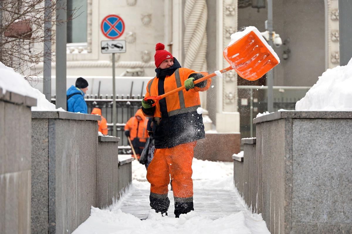 Уборка снега в Москве. Фото: Олег Елков / ТАСС