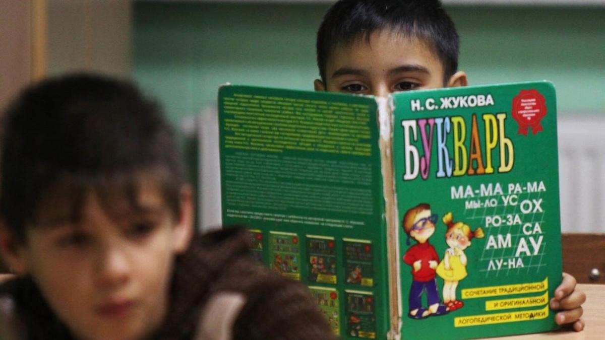 В Госдуме предложили заставить детей мигрантов учиться в школах России платно. Это противоречит Конституции, подчеркивали в Минпросвещения