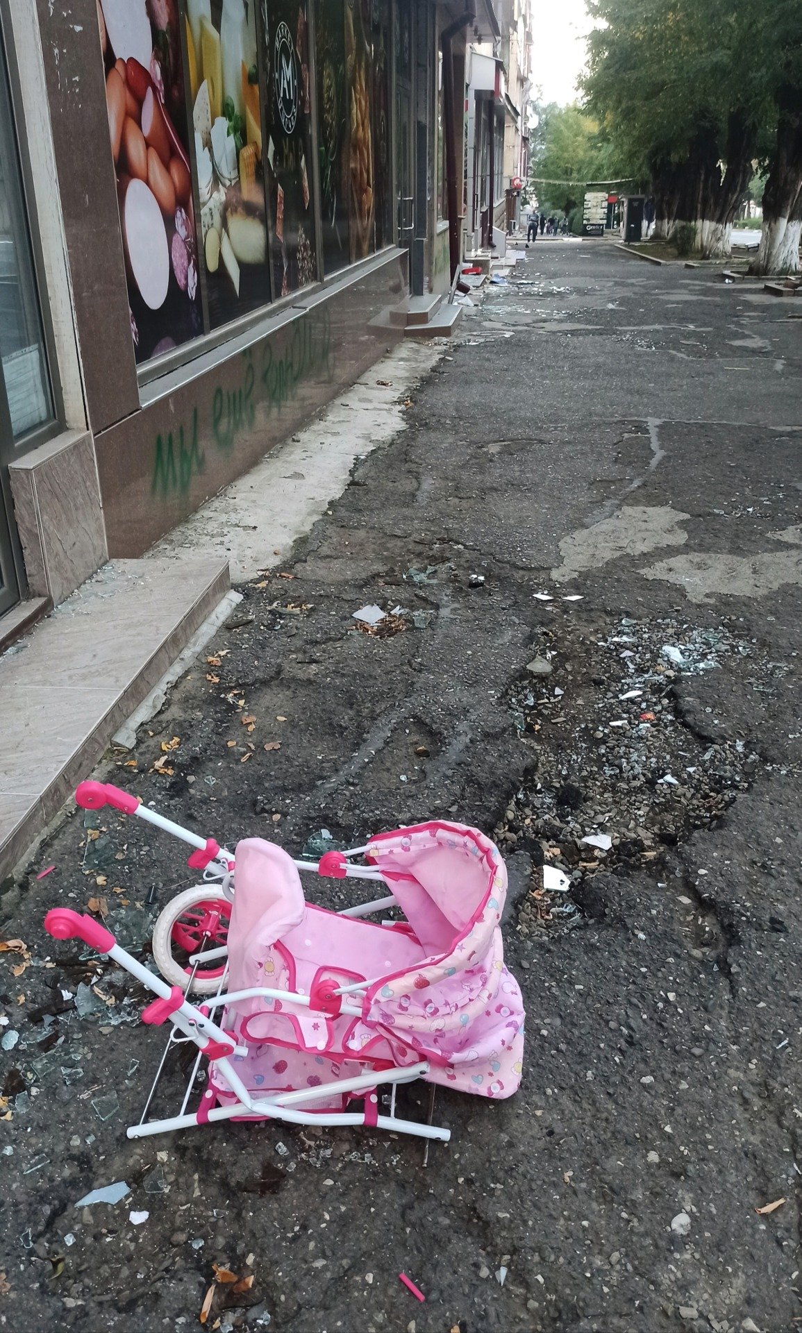 Центральная улица Степанакерта после обстрелов, 27.09.2023. Надпись на стене: «Мы еще вернемся!» Фото: Евгения Енгибарян