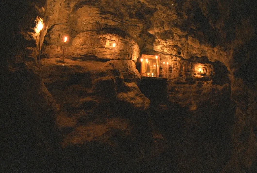 В пещере первого игумена Почаевской Лавры, теперь — реликвии. Фото: РИА Новости