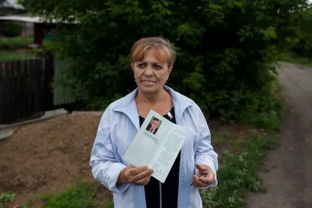 Наталья Гурьевна с открыткой от губернатора. Фото: Влад Докшин / «Новая газета»